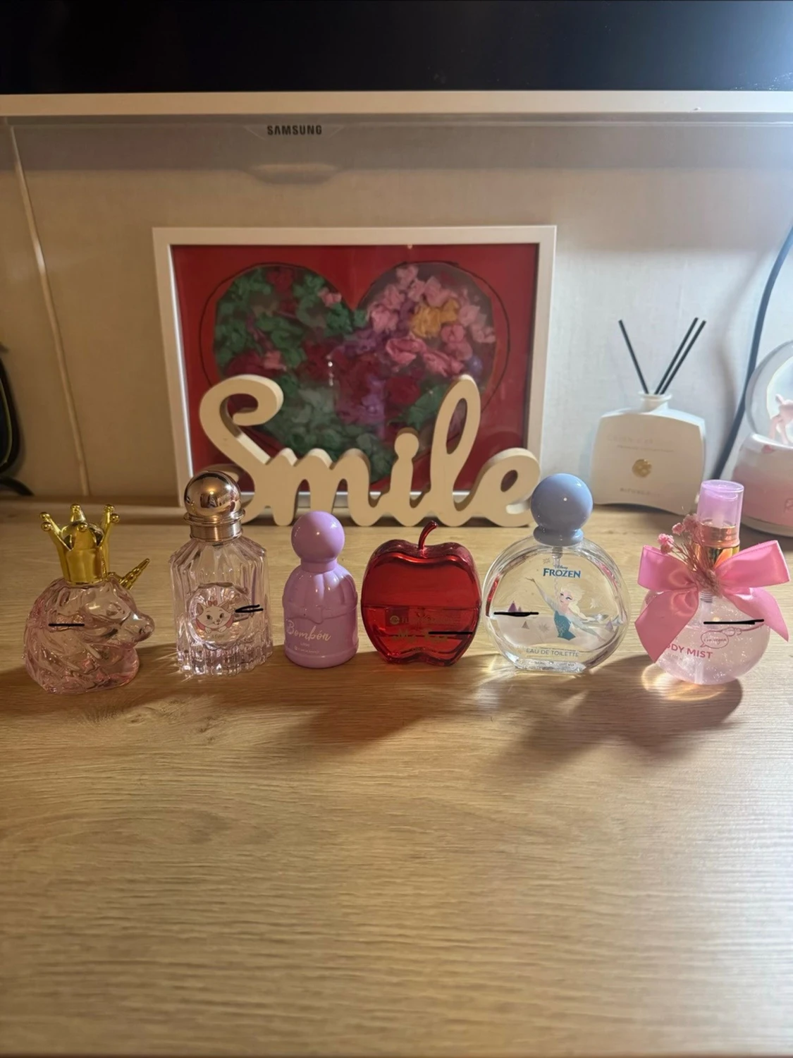 Sött parfymset med olika flaskor och en hair & body mist  för små tjejer 🤗🤗