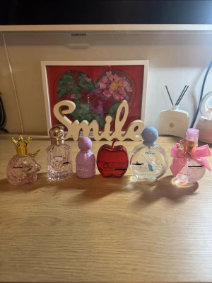 Sött parfymset med olika flaskor och en hair & body mist  för små tjejer 🤗🤗 - Säljer ett parfymset med sex olika flaskor i unika former och färger. Bland annat finns en Unicorn  parfym , en röd äppelformad flaska och en Frozen-parfym, och hello Kitty parfym och rosa body och hair mist .Perfekt för dig som gillar gulliga och färgglada parfymer.