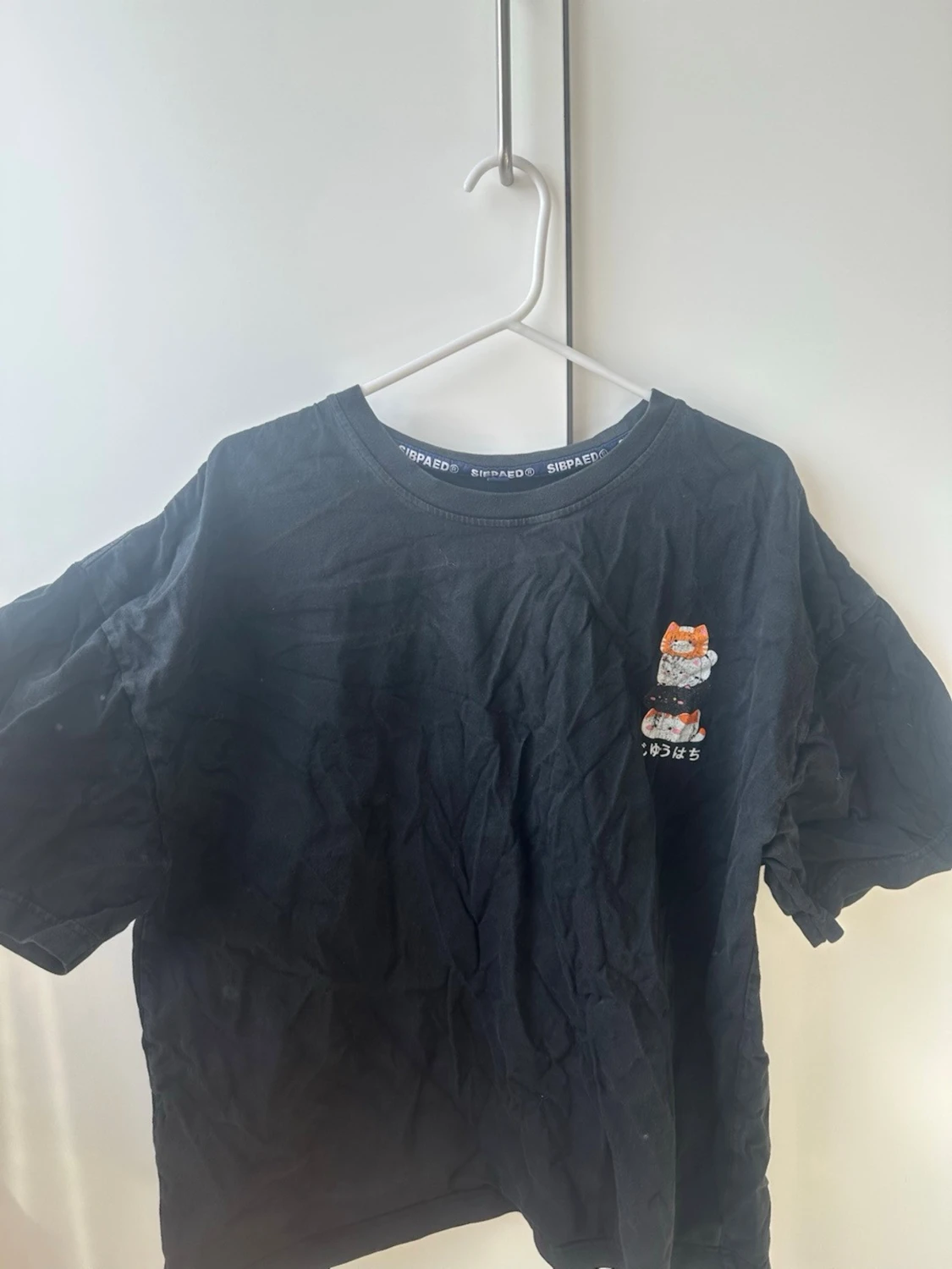 Svart t-shirt med kattmotiv 