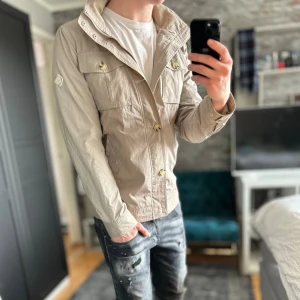 J.lindeberg jacka - Mycket bra skick, inga defekter! Passar dig som är mellan 178-185cm ungefär. Nypris ca 3000kr. Modellen är 185 cm, 75kg. Passar bra nu till våren! Skriv för mer information!🤝