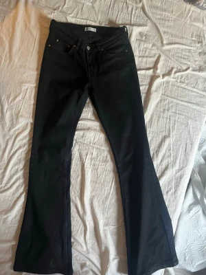 Svarta lågmidjade bootcut/flare jeans - Jag säljer mina svarta bootcut jeans i storlek 38, dem är från Gina tricot och jag skulle säga att dem är lite stretchiga i materialet. Perfekt till vardags och de sitter väldigt fint på 🩷