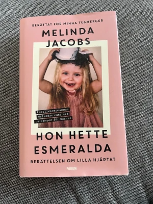 Hon hette Esmeralda av Melinda Jacobs - En gripande bok skriven av Melinda Jacobs.  Boken handlar om lilla hjärtat Esmeralda och kampen för barnens rättigheter. Bara läst en gång, så i jättefint skick 