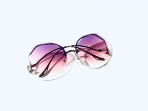 Solglasögon med transparant glas i Lila och rosa  - Fina oanvända solglasögon med stora glas som är transparenta i färgens lila och rosa med smala metall bågar i Ljusguld 