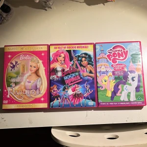 Barbie Rapunzel, Barbie Rock 'n Royals, My Little Pony: Friendship is Magic - (Barbie rapunzel såld!) Säljer tre stycken filmer: Barbie Rapunzel, Barbie Rock 'n Royals, My Little Pony: Friendship is Magic ✨ Filmerna är INTE testade, köpta på Tradera tillsammans med två andra filmer som jag ville ha därför säljs dessa tre. My little pony har lite repor på skivan (dessa kan ha förekommit pga trasig insida av förpackningen) som syns på bilden och vet därför inte om den fungerar som den ska😥 Filmerna går att köpa: 1st=99kr (My Little Pony=50kr) 3st=230kr💗