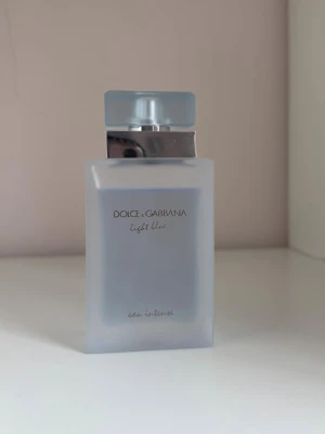Dolce & Gabbana parfym - Dolce & Gabbana light blue intense parfym 50 ml🩵