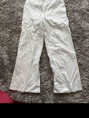 Vita vida linnebyxor med fickor - Linnebyxor med inbyggda shorts så de inte är så genomskinliga 