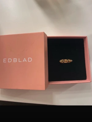 Edblad peak ring - Finns små repor på bandet av ringen, inget som märks av tydligt! I superbra skick annars 💗 Orginalpris 399kr Storlek M