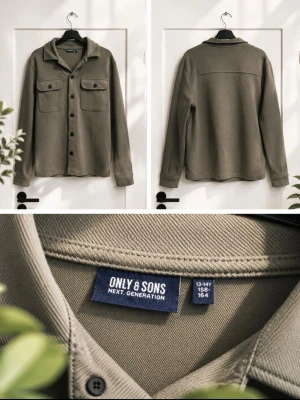 ONLY & SONS overshirt  - Den är stor i strl jag som är 175cm kan ha en hoodie under utan att de blir tajt. Stilren grön overshirt  från ONLY & SONS med klassisk krage, två bröstfickor med lock och knappar framtill. Skjortan har lång ärm och en avslappnad passform, perfekt för en trendig vardagslook.