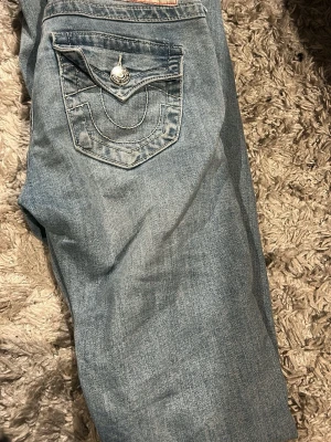 True religion jeans - Sparsamt använda. Dom är uppsydda så dom passar någon som är ca 160-165 cm lång. Pris kan diskuteras vid snabb affär. Dom är i modellen joey, storlek 24
