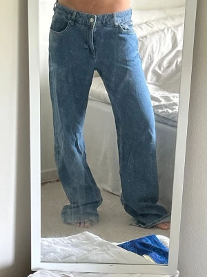 Low waist jeans - Säljer nu mina blå low waisted jeans från NA-KD. Dem är större i storleken och långa i benen för någon som är 165 eller kortare. Jeansen har tecken på användning nertill men inget som inte går att fixa