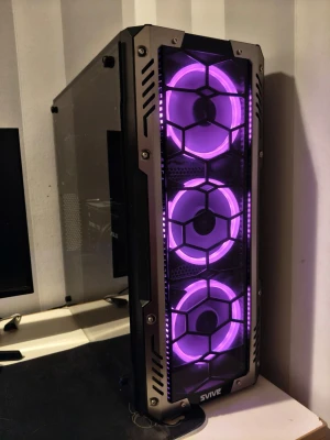 Kraftfull speldator  - Säljer en fin gamingdator som fungerar utan problem. Den passar perfekt för gaming, skola och vardagligt användande.  Specifikationer: RTX 2060 Ryzen 7 5700G 16 GB DDR4 RAM 500 GB NVMe SSD ASUS ROG Strix B450-F Gaming  Datorn har ett snyggt chassi med RGB-belysning, och både chassit och moderkortets RGB kan styras och anpassas.  Den är snabb, tyst och redo att användas direkt.  Jag kan även skicka datorn, men köparen står för frakten och jag tar inget ansvar för eventuella skador eller problem s