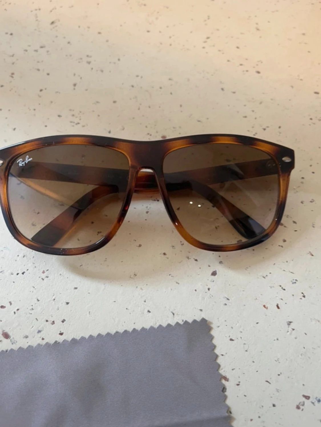 Bruna solglasögon från Ray-Ban