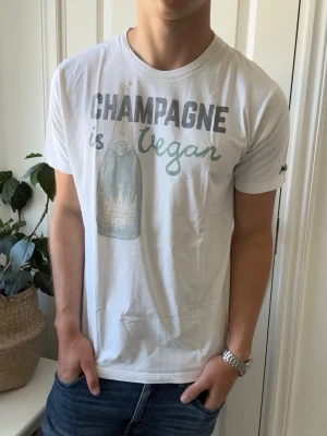 Mc2 saint barth t shirt  - Mc2 saint barth t shirt, Inga defekter! Modellen i bilderna är 180 cm 75 kg och bär Storlek L , Kom med frågor! 🌟 (Kan gå ned i pris vid köp av paket 😉) 