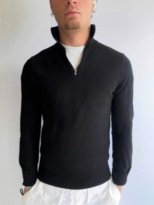 Riley half zip - Hej! Detta är en half zip från Riley i storlek S, men sitter som XS med normal passform. Plagget är i bra skick utan några defekter. Passar dig som är ca. 160-175. Hör gärna av dig vid intresse eller frågor!