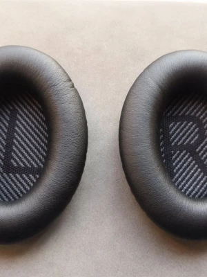 Öronkuddar för Bose QC25/QC35 - Kompatibla med: QC35/ QC15/ QC25/ QC35 I/QC35 II/ Ae2/ Ae2i/ Ae2w/ Sound True Around-Ear/ Sound Link Around-Ear hörlurar. De tillverkas av fabriker från tredje part. (#187)
