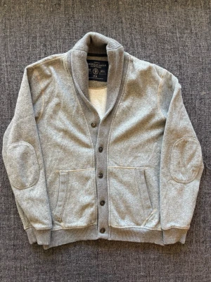 American eagle kofta ~ sällsynt  - Sjukt eftertraktad American Eagle kofta ~ vintage modell med knappar | st M | färg grå | klassisk passform | perfekt vintage piece | OBS kan gå ner lite i pris vid snabb affär! 🏄