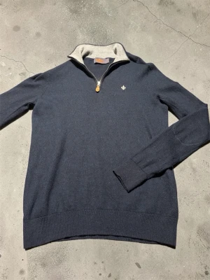Morris halfzip  - Hej, jätte fin Morris tröja som bara är använd en gång då den inte riktigt passa mig. Riktigt snygg och passar jätte bra till sommarn t.ex att ha över en skjorta eller annat. Strl S nyskick kostar 1799 ny