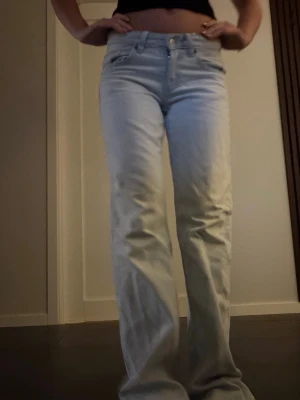 Low waist straight jeans - Säljer ett par helt nya jeans från Zara i mycket fint skick