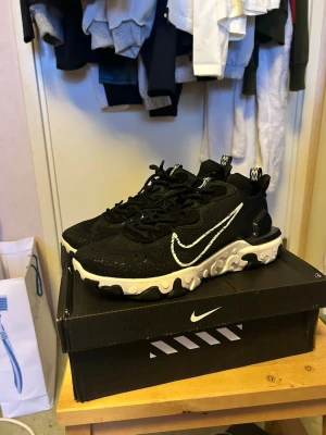 Nike react vision  - Säljer dessa i princip helt nya Nike reacts i storlek EU43, knappt använda kanske 5-6 gånger, fick dessa i present men insåg att dem va för små för mig tyvärr, annars är skorna suveräna. Ny pris på dessa är 1589kr, pris kan diskuteras!! Tveka inte att skriva!!