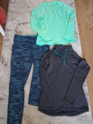 Träningsset med tröjor och tights - Säljer ett träningsset, med ett par byxor, en långärmad tröja och en lite tjockare långärmad tröja. De alla har små defekter, men ingen som märks mycket (se bild) 😃 De är från olika märken: Byxor: Forever 21 Tunn tröja: Karhu Tjock tröja: Everest