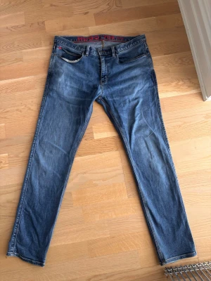 Blå jeans från HUGO 708 - Snygga blå jeans från HUGO modell 708 i ekologisk bomull. Jeansen har klassisk femficksdesign, normal midja och raka ben. Använda fåtal ggr, nypris över 3000kr.W34/ L32