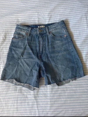 Jeans shorts  - Snygga jeansshorts, perfekt för sommaren!