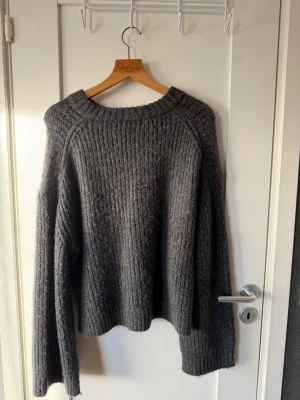 Oversized stickad Ginatricot tröja  - Jag har haft dendär tröjan i ett par år men har knappt använt den för den är inte riktigt min stil. Den är jättemjuk och skön att ha på sig dock lite stora i armarna om ni kan se det jag försökte ta en bild på armen så ni kunde se. Det är storlek M men om man vanligtvis brukar bära L eller XL så hade den också passat för den är oversized! Kommer inte ihåg original priset men den lag nog på 300/350kr. Priset går självklart att diskutera😊 Skriv gärna om ni har frågor!🥰