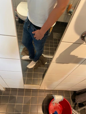 Blå slim fit jeans herr - Säljer ett par blå slim fit jeans med klassisk femficksdesign och snygga kontrastsömmar. Jeansen har en skinnpatch bak i midjan och sitter tight längs benen för en modern look. Perfekta till sneakers och t-shirt.