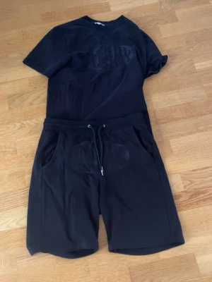 Risky universe set - Ett svart sommar set från risky universe, inga defekter överhuvudtaget, billigt pris då de inte är min stil och jag bara vill bli av med de, priset är inte helt hugget i sten