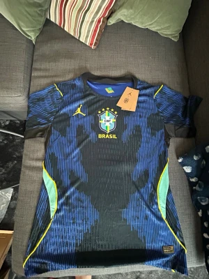 Blå Brasilien matchtröja Nike - Brasilien matchtröja utan nummer. Nytt skick, storlek M.