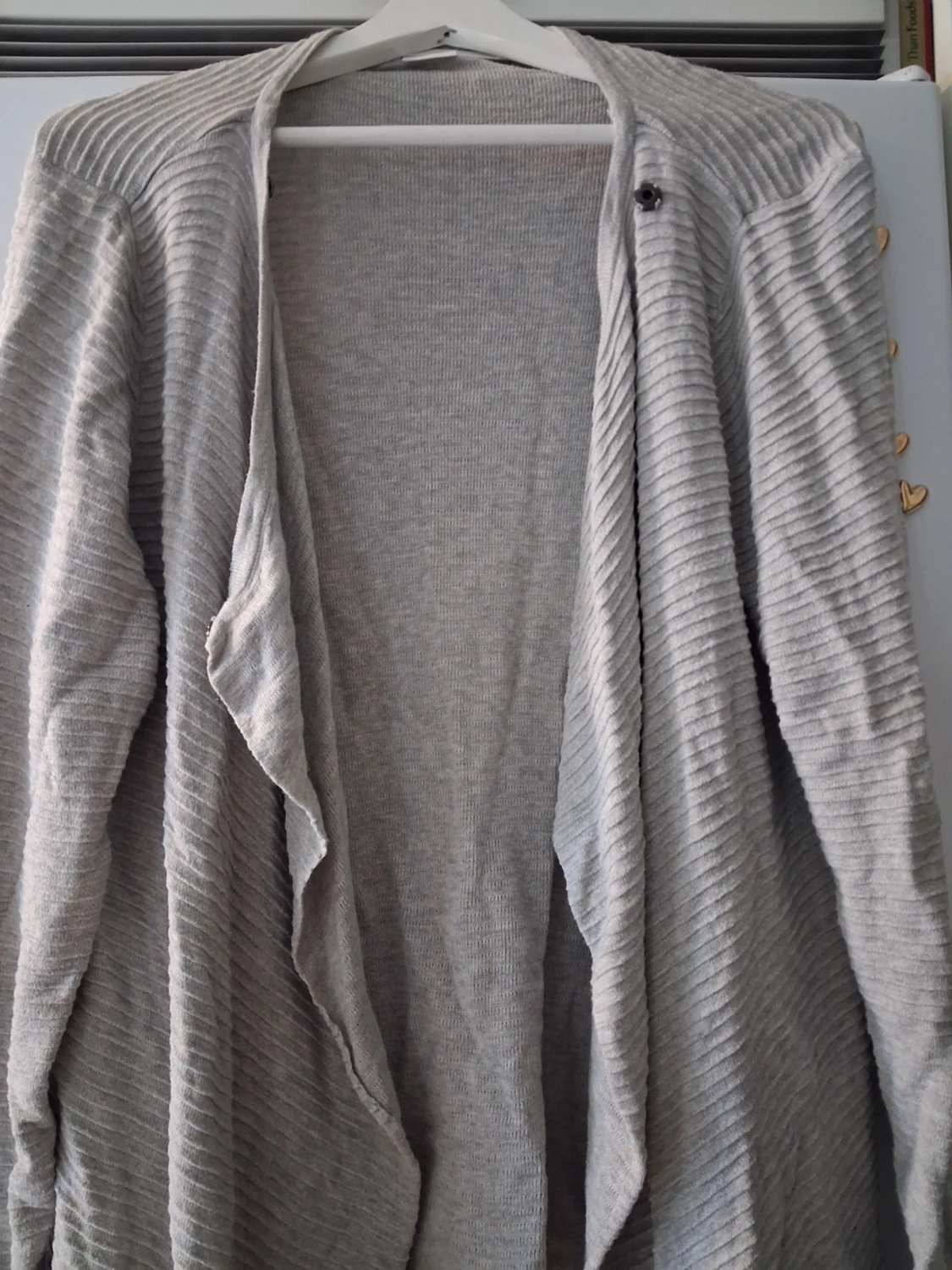 Ljusgrå lång kofta med draperad front - 1