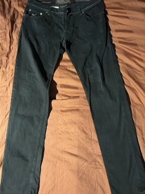 Svarta Jacob cohen jeans - Svart jacob cohen jeans i storlek 36. Meddela vid frågor eller intresse