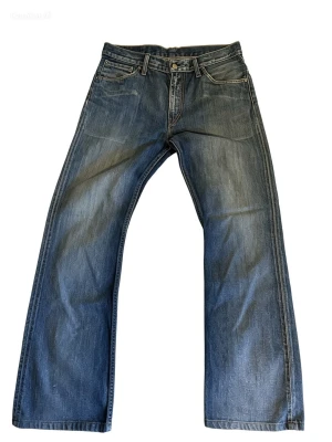 Vintage Levis Bootcut Jeans (Sällsynta) - Tjena, säljer att par riktigt feta Vintage Levis Bootcut Jeans. Lappen där bak saknas, vet därför tyvärr inte exakta modellen eller storleken, sitter som ett par Levis 512 Bootcut 32/34 men hänvisar till måtten nedan👇  Mått: Ytterben: 107cm Innerben: 80cm Midja: 42,5cm Över lår: 29,5cm Benslut: 23,5cm (NOTERA! ⚠️ Måtten kan va fel med +1cm eller -1cm, men mäter alltid så noga jag kan!)✅  Hör av dig vid minsta fundering! Kan gå ner i pris vid snabb affär. Jag gör inga returer❌