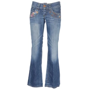 Vintage lowwaist/ lowrise flare jeans blommiga, y2k/ cyber/ alt/ coquette/ 2000s/ 2000tal/ 00s/ 00tal - Supersnygga lågmidjade flare jeans från Pepe jeans! Midjemått 78cm Innerbenslängd 80cm