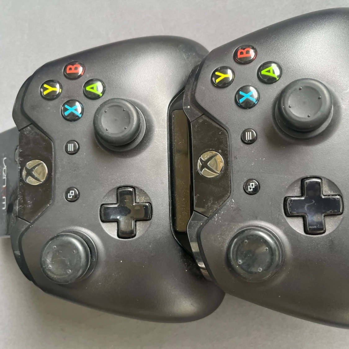 Svarta Xbox-handkontroller med laddstation - 4