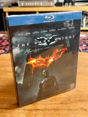 The Dark Knight – Blu-ray (2-Disc Special Edition) – NY & INPLASTAD - Sälj en fortfarande fabriksinplastad Blu-ray-utgåva av The Dark Knight – Two-Disc Special Edition, Christopher Nolans hyllade mästerverk och en av de mest uppskattade superhjältefilmerna genom tiderna.  Detta är 2-disc Special Edition, med filmen samt en extra bonusskiva fylld med dokumentärer och extramaterial om produktionen. 📦 Packas omsorgsfullt och skickas snabbt.