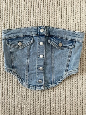 Gina Tricot Perfect Jeans – Jeanstopp S - Mycket bra skick. Jeanstopp från Perfect Jeans‑kollektionen. Storlek S, sitter snyggt med normal passform. Knappar framtill. Inga fläckar eller defekter.