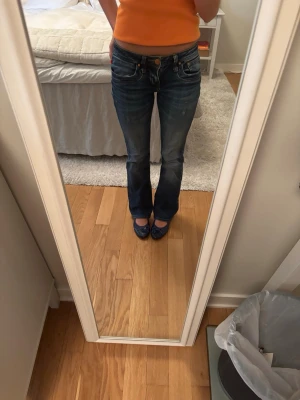 Mörkblå flared jeans med låg midja - LTB Valerie flared jeans med låg midja och slitningar framtill. 