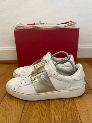 Valentino open sneakers  - Säljer nu dessa fina valentino skor | Fint skick | Storlek 40 | Komer med box,dustbag och extra snören | Hör gärna av er vid frågor eller funderingar
