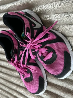 Nike skor 36,5 - Använd 2-3 gånger så jätte fint skick