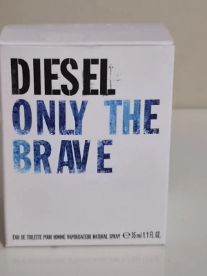 Diesel Only The Brave EdT 35ml - Diesel Only The Brave Eau de Toilette för herr i 35 ml flaska. Flaskan har en unik design formad som en knytnäve i mörkgrått frostat glas med en silverfärgad spray och Diesel-logga. Doften är maskulin och modern, perfekt för dig som vill sticka ut.                   Testat den men inget för mig i stort sätt lika mycket som när jag fick den