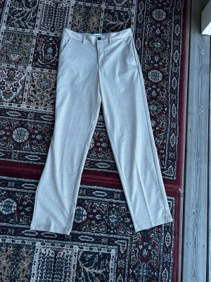 Kostymbyxor Jack and Jones - Beige kostymbyxor från Jack and Jones, jättebra skick, några märken dock, ett litet vid benet och en på rumpan 