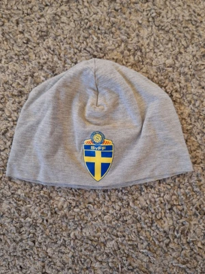 Grå SvFF mössa  - Snygg grå SvFF mössa. No Size. Aldrig använd och skicket är helt ny. Passar bra för både träning och daglig användning. Skick: 10/10