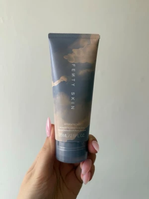 Fenty Skin Hydrating Hand Mask - Fenty Skin Hydra'Reset är en intensivt återfuktande handmask i en snygg tub med molninspirerat mönster. Tuben rymmer 75 ml och har en modern design i blått och beige. Perfekt för dig som vill boosta händerna med extra fukt. Testad två gånger. Nypris är 340 kr.