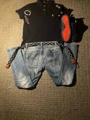 Dondup jeans  - Säljer ett par feta George dondup jeans. Slim jeans. Längden är 96,9 cm så modellen är för 177-180+ cm.