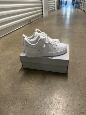 Nike Air Force 1 '07 Vita Sneakers strl 38.  - Helt nya oanvända Nike Air Force 1 '07 Vita Sneakers strl 38.   Skorna har inte blivit använda eller testade. Original kartong medföljer Nypris hos Nike 1400 kr
