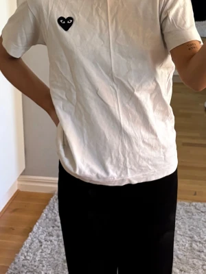 Comme Des Garçons Play tröja - Jättefin tröja som tyvärr inte kommit till användning det senaste.  Liten fläck precis över märket men den syns knappt😊💕