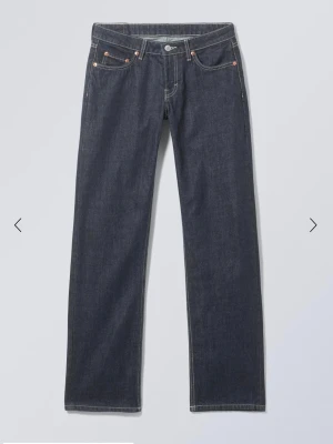 Mörkblå raka lågmidjade jeans, arrow weekday - Modellen Arrow från Weekday i en tvätt som inte längre säljs. Knappt använda. Använda och tvättade cirka 2 gånger 🩷