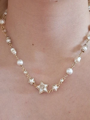 Guldfärgat halsband med pärlor och stjärnor - Ett snyggt halsband med guldfärgad kedja, vita pärlor och dekorativa stjärnor i olika storlekar. Den största stjärnan har små gnistrande stenar i mitten. Perfekt för att ge din outfit en unik touch.