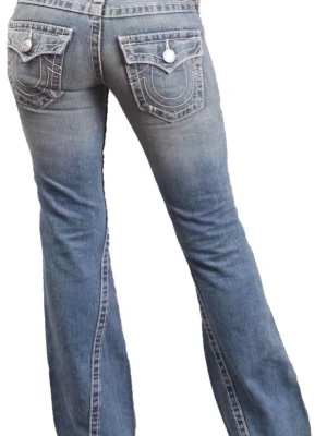 True Religion midrise - Säljer ett par True Religon jeans i becca midrise. De kostade 1300 vid köp och de är knappt använda och har inga synliga defekter. Hör av er vid funderingar!💙